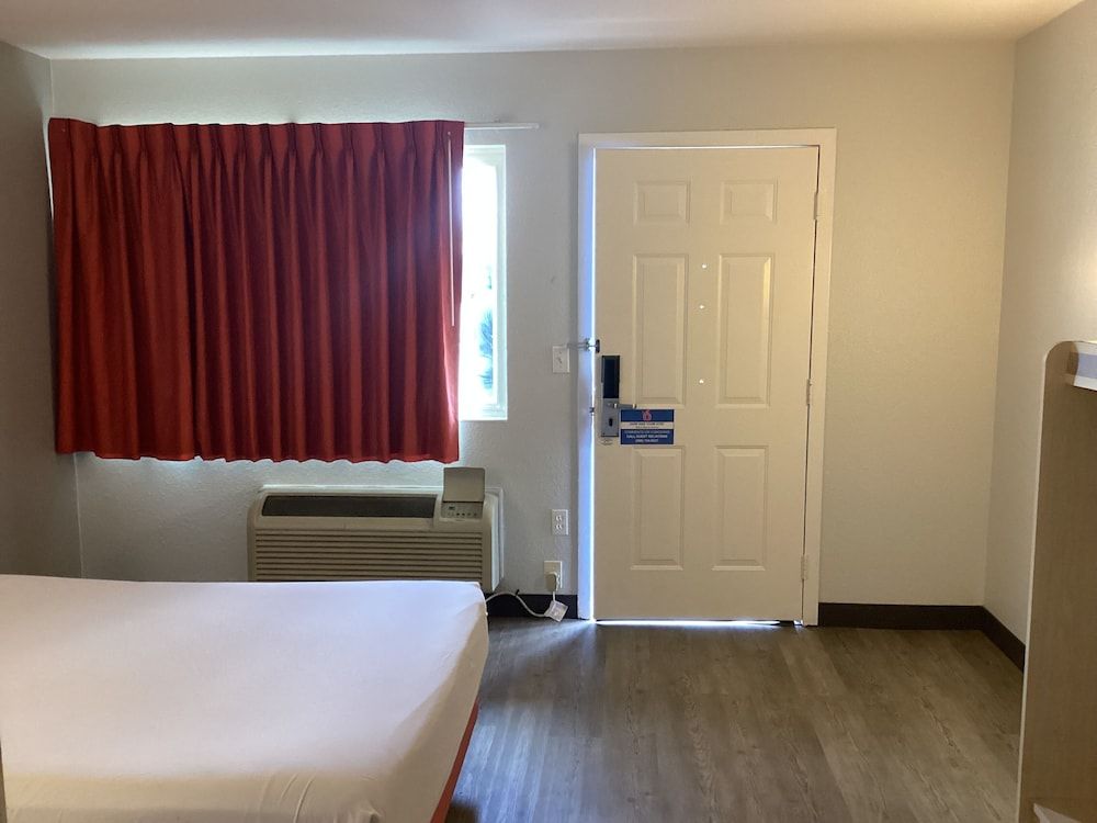 Motel 6 Everett, WA - North Standard Room, 1 Double Bed, Accessible, Non Smoking 7