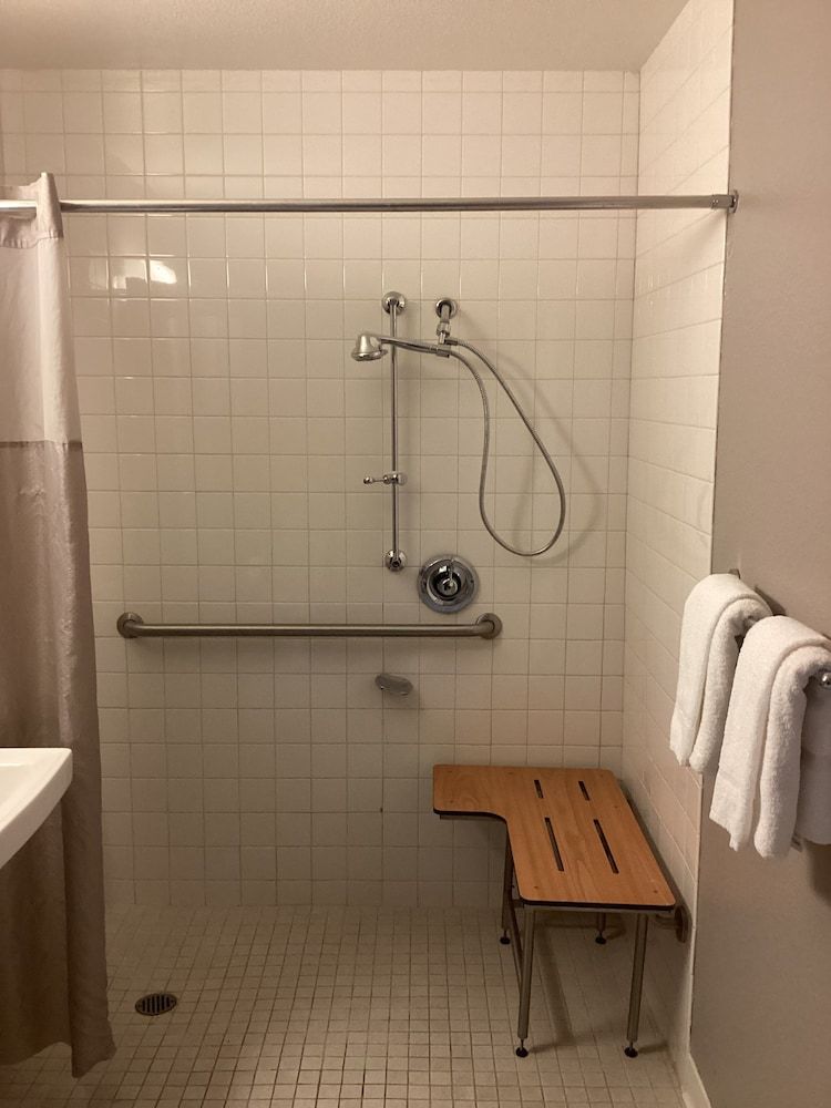 Motel 6 Everett, WA - North Standard Room, 1 Double Bed, Accessible, Non Smoking 4