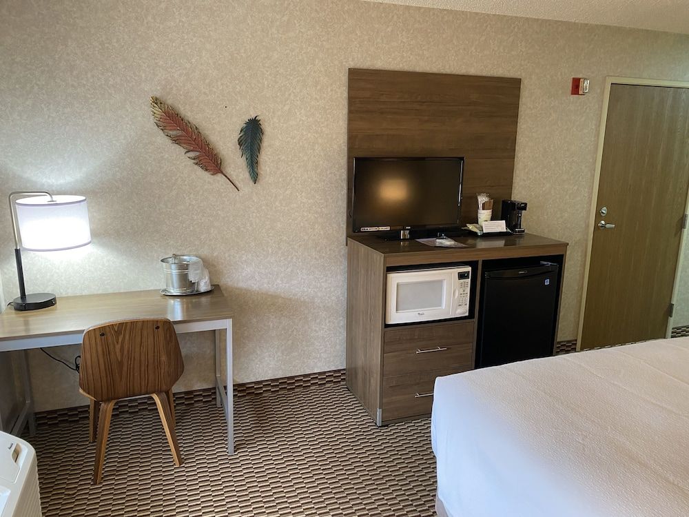 Red Sands Hotel Junior Suite, 1 King Bed with Sofa bed, Jetted Tub, Mountain View 7