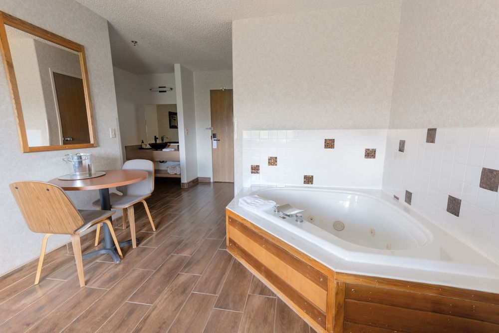 Red Sands Hotel Junior Suite, 1 King Bed with Sofa bed, Jetted Tub, Mountain View 5