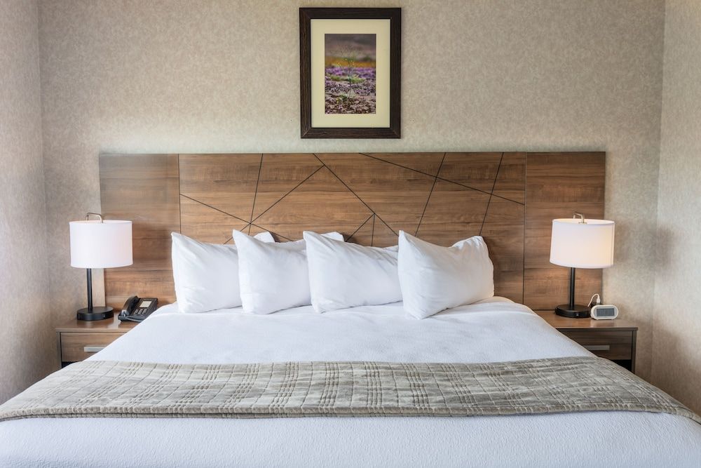 Red Sands Hotel Junior Suite, 1 King Bed with Sofa bed, Jetted Tub, Mountain View