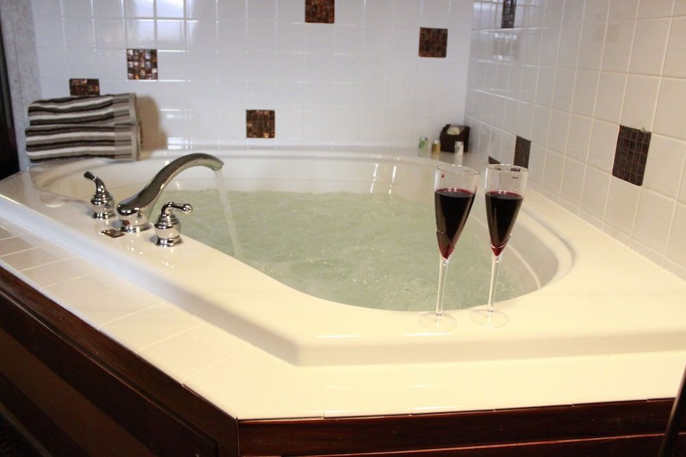 Red Sands Hotel Junior Suite, 1 King Bed with Sofa bed, Jetted Tub, Mountain View 6