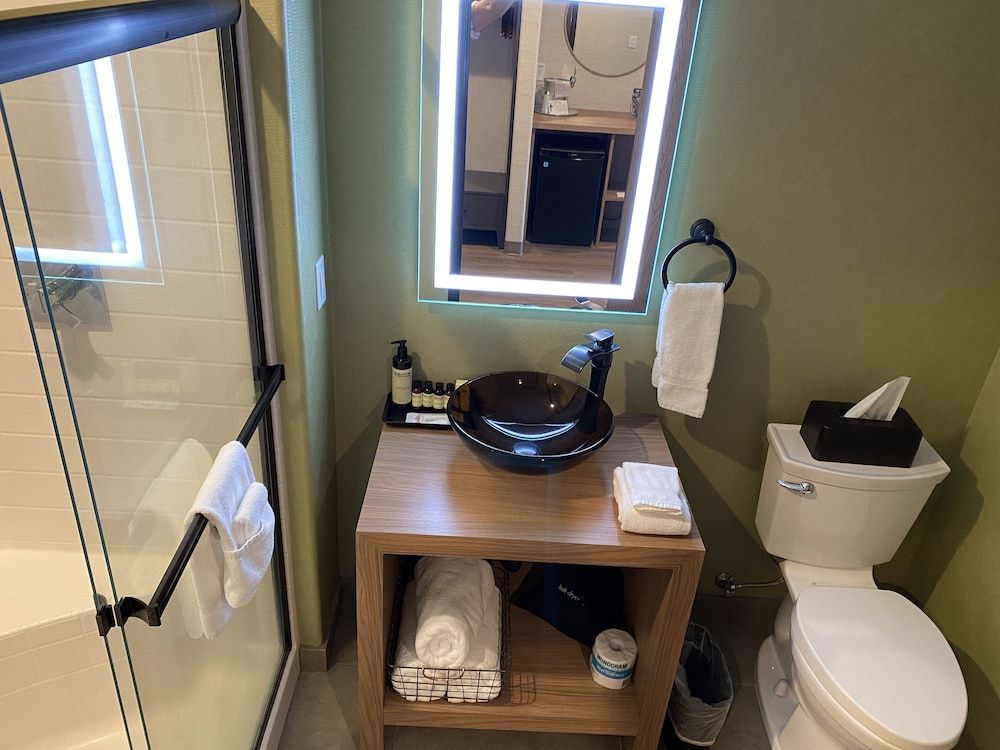 Red Sands Hotel Elite Room, 2 Queen Beds, Refrigerator, Mountain View 4