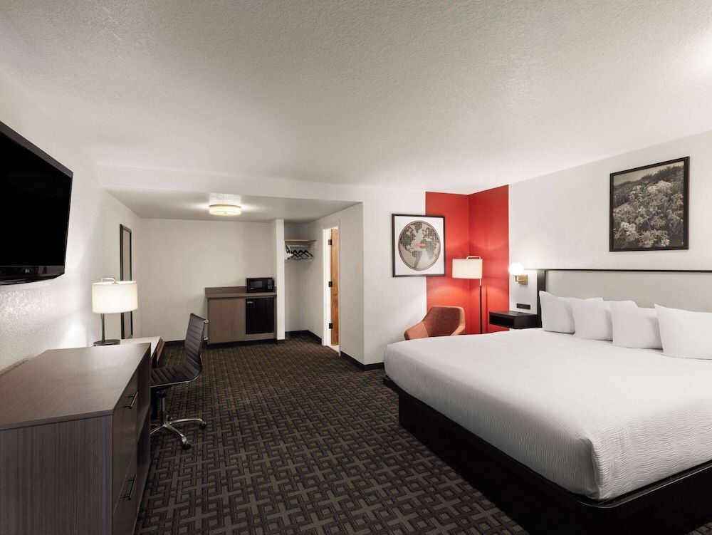 Deluxe Room, 1 King Bed, Non Smoking (Interior)