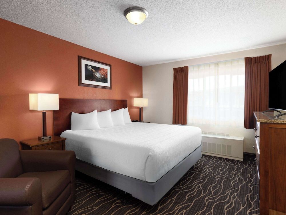 Suite, 2 Bedrooms, Non Smoking, Courtyard View (1 King Bed, Sofa Bed)