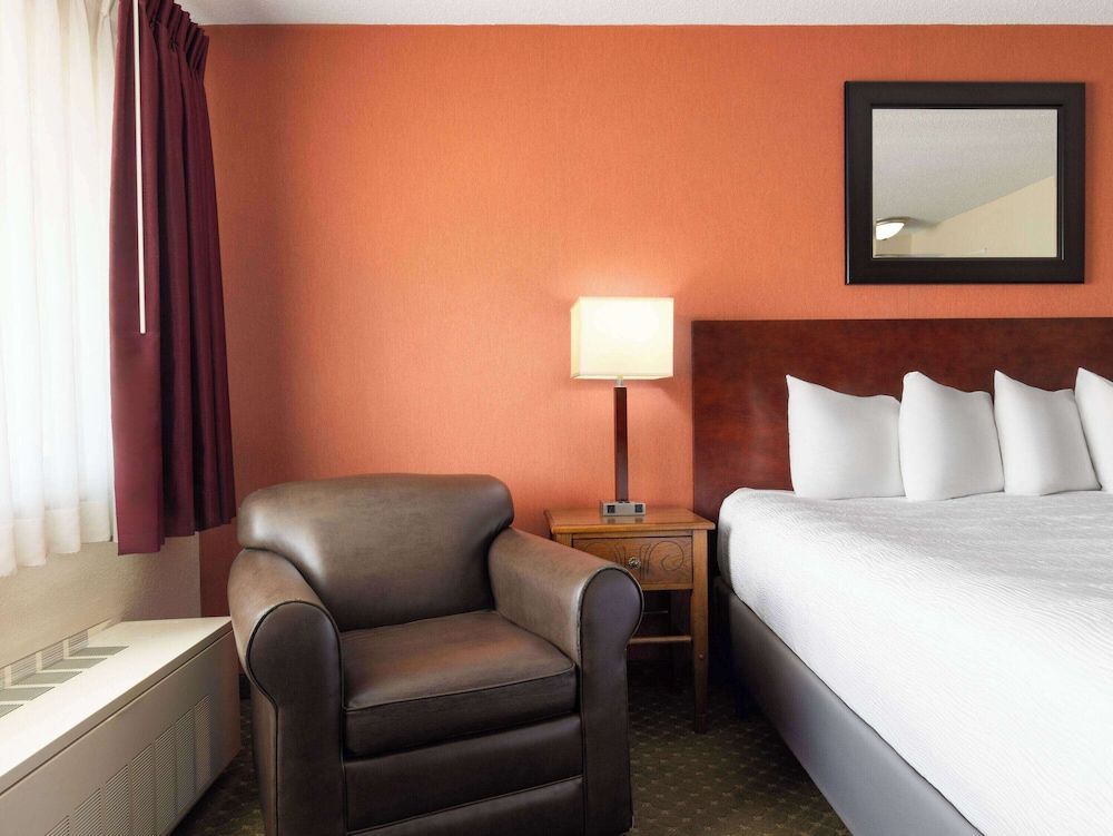 Standard Room, 1 King Bed, Non Smoking, Balcony