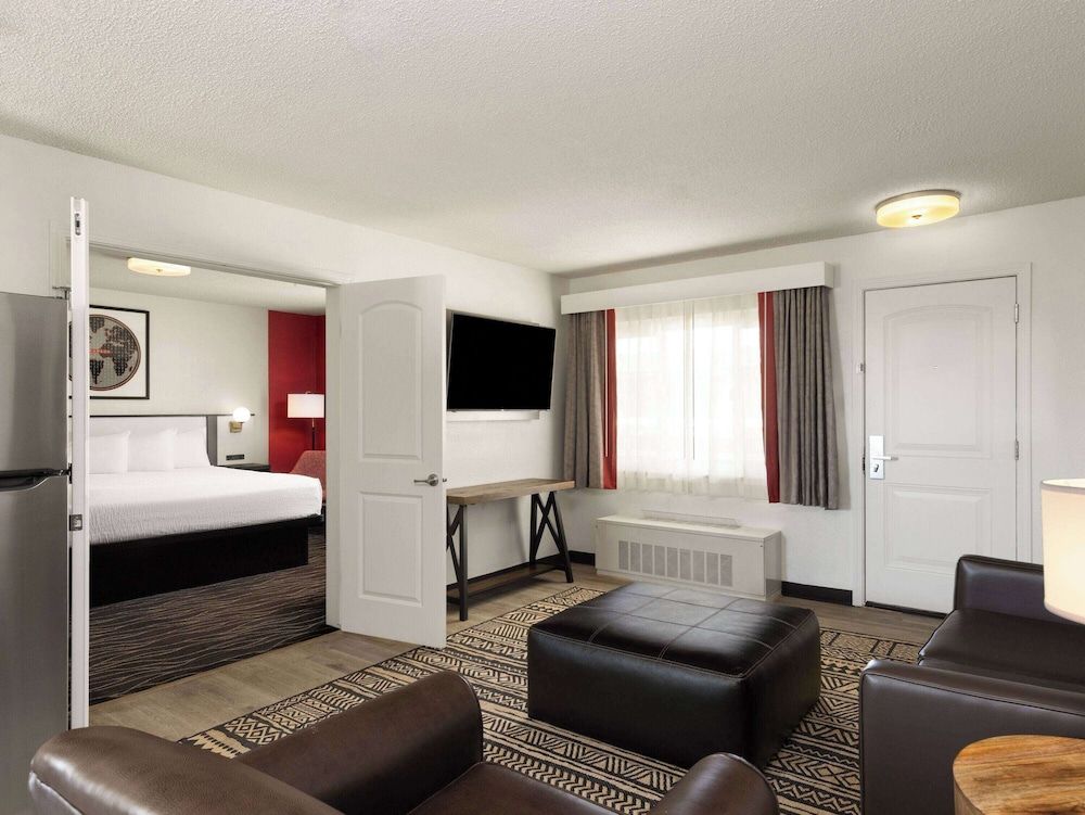 Suite, 1 King Bed, Accessible, Non Smoking