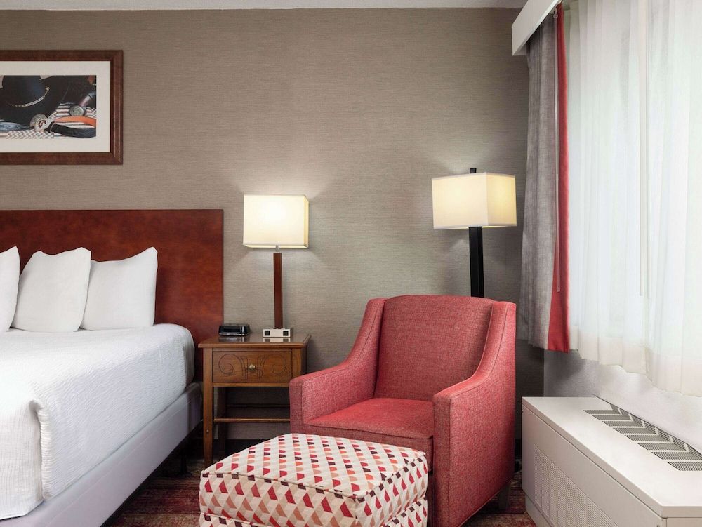 Business Suite, 1 King Bed, Non Smoking, Jetted Tub
