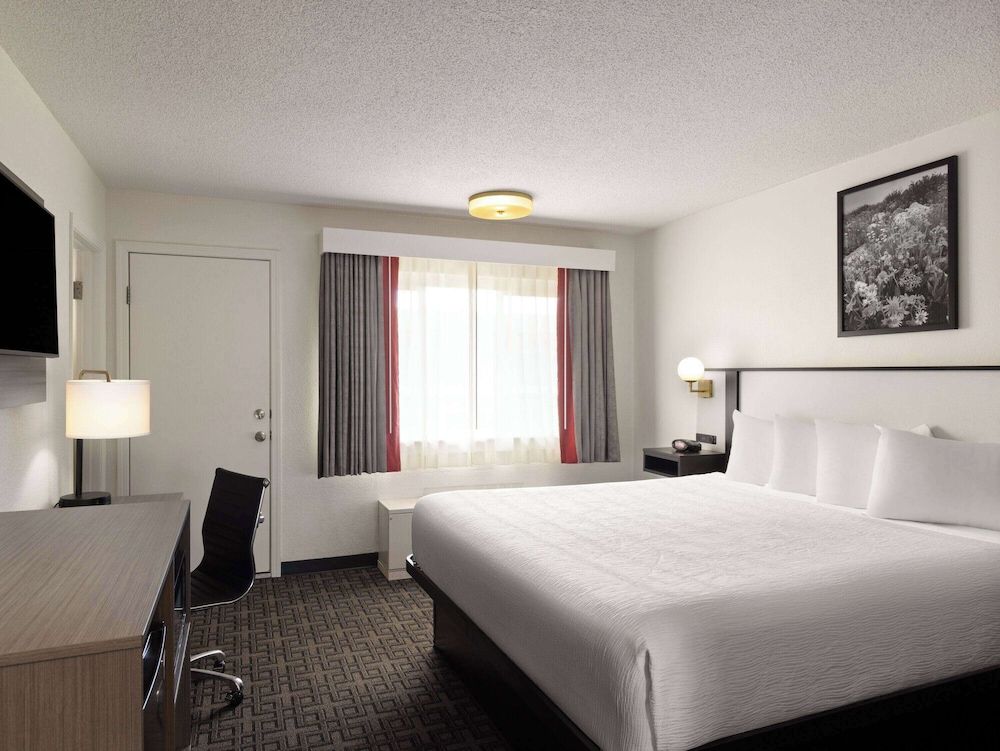 Standard Room, 1 King Bed, Non Smoking, Balcony