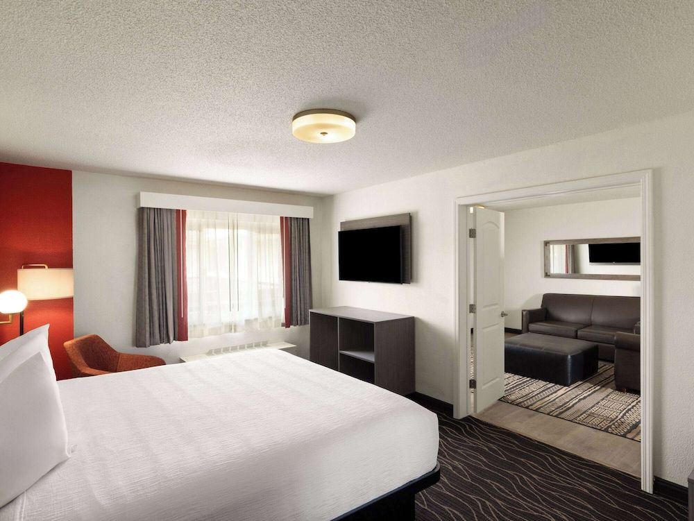 Suite, 1 King Bed, Accessible, Non Smoking