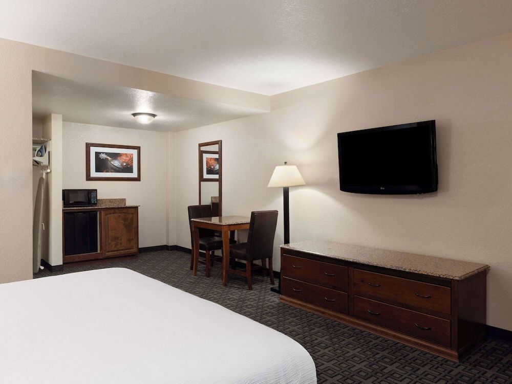 Deluxe Room, 1 King Bed, Non Smoking (Interior)