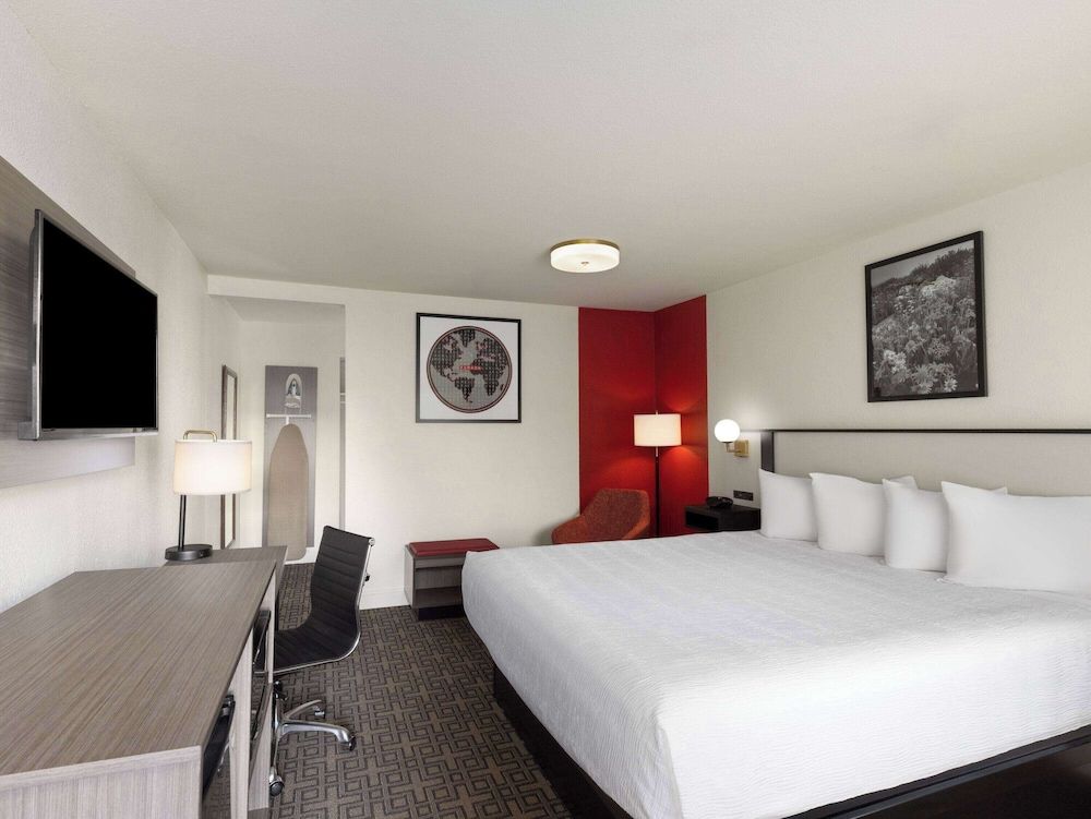 Standard Room, 1 King Bed, Smoking, Courtyard View