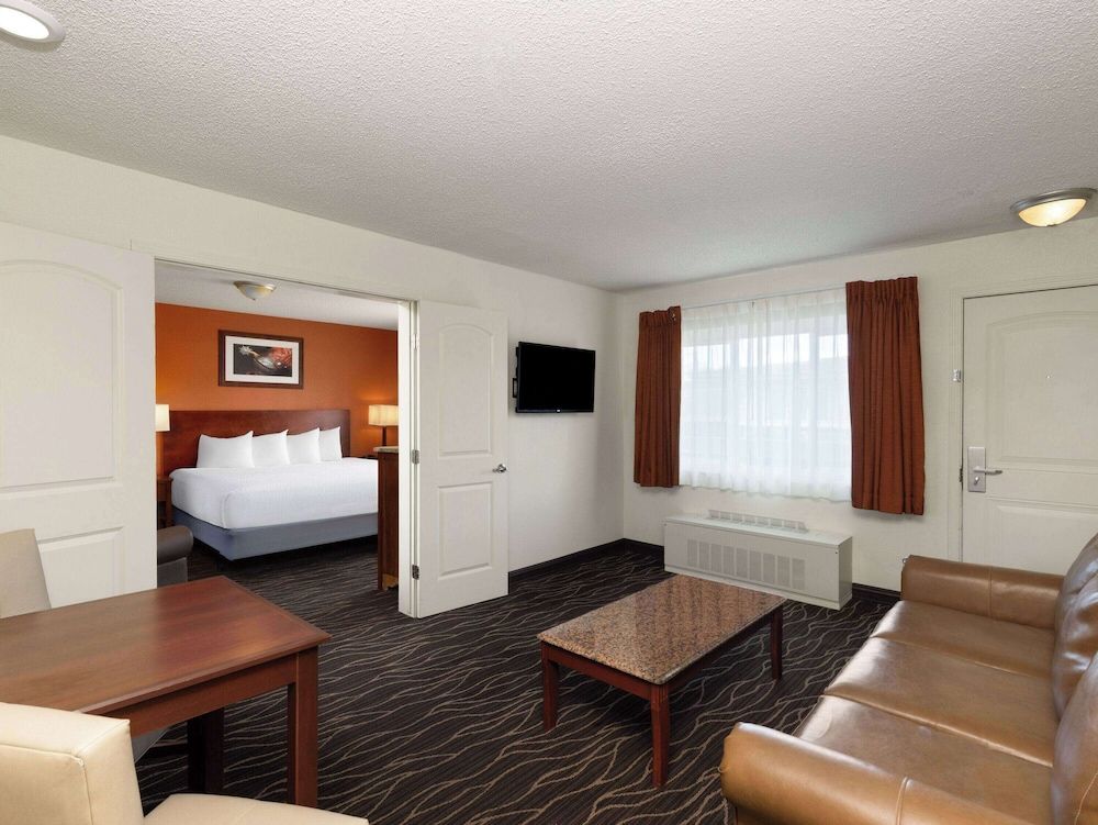 Suite, 2 Bedrooms, Non Smoking, Courtyard View (1 King Bed, Sofa Bed)