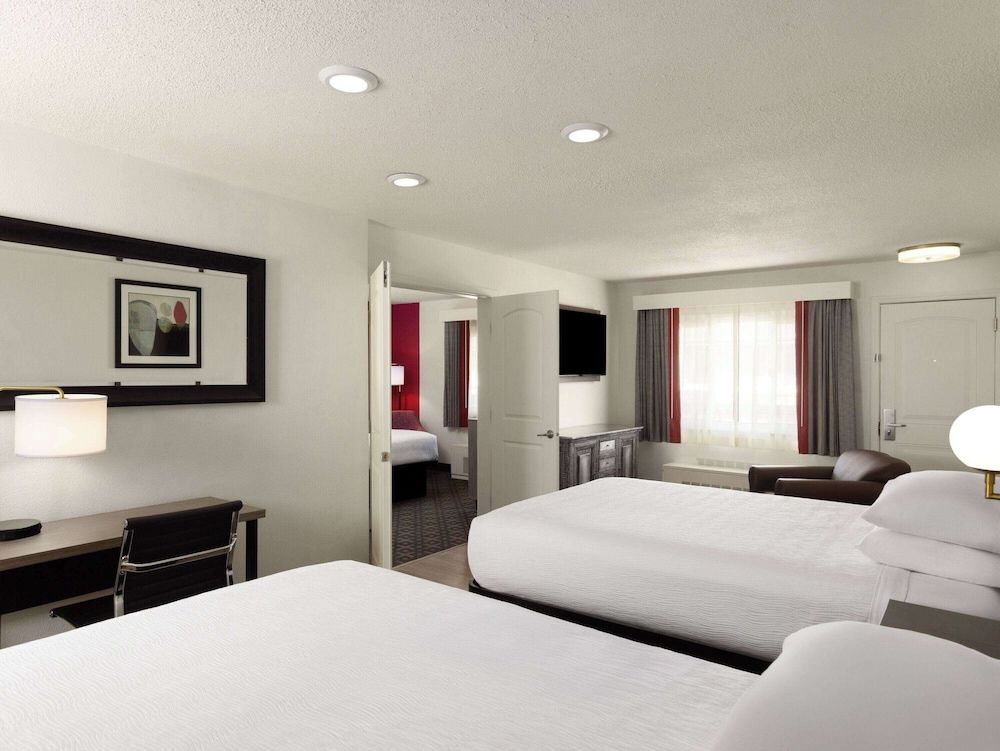 Family Suite, Non Smoking (1 King Bed and 2 Queen Beds)