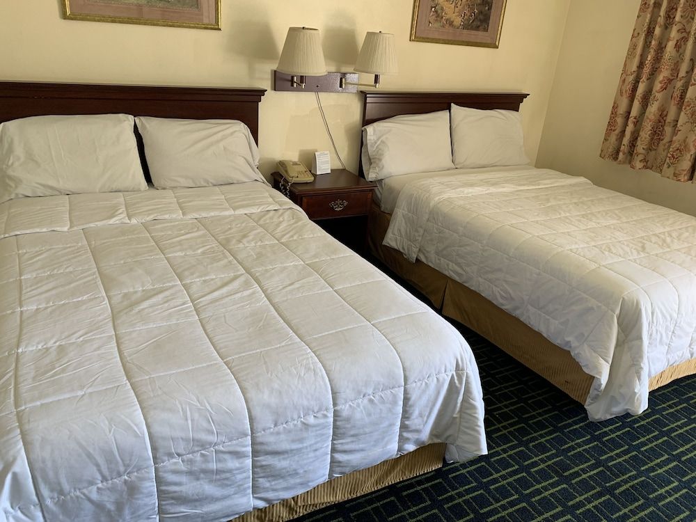 Red Carpet Inn Standard Double Room 4