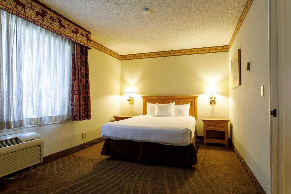Gold Country Inn and Casino by Red Lion Hotels Suite, Multiple Beds, Non Smoking 3