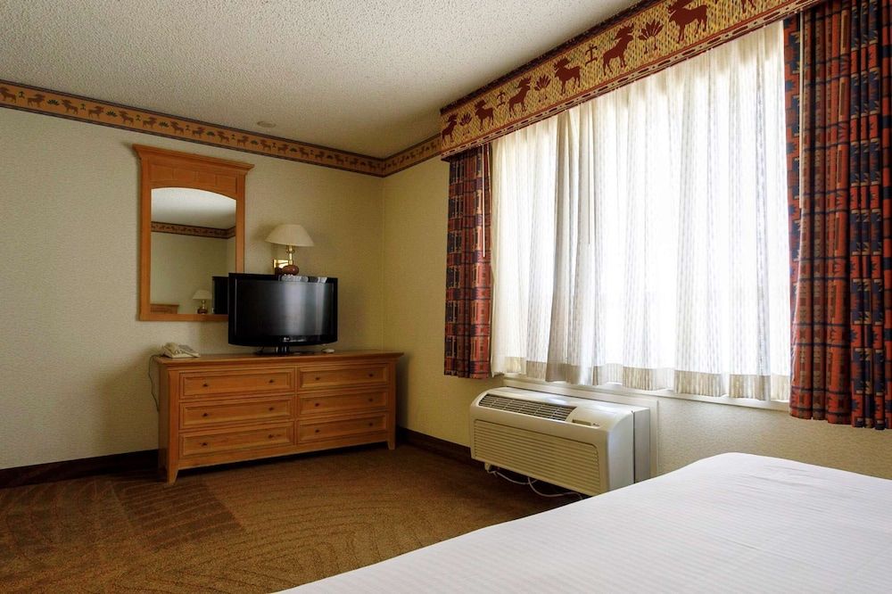 Gold Country Inn and Casino by Red Lion Hotels Suite, Multiple Beds, Non Smoking 4