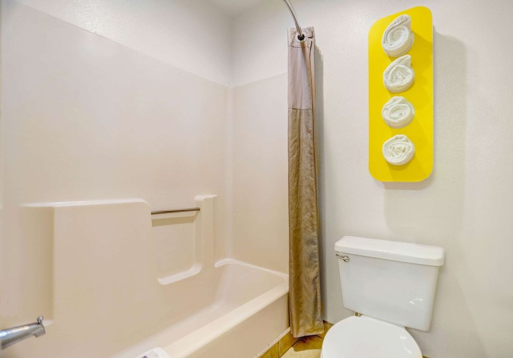 Motel 6 Espanola, NM Deluxe Room, 2 Queen Beds, Non Smoking, Refrigerator & Microwave 5