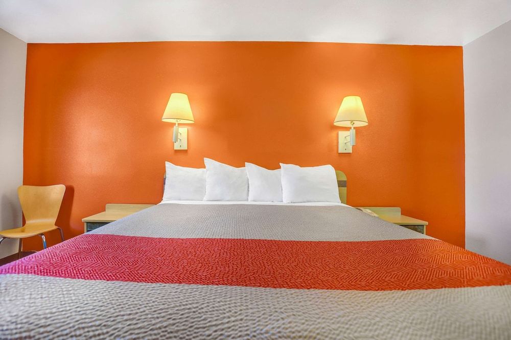 Motel 6 Espanola, NM Deluxe Room, 1 King Bed, Accessible, Non Smoking 4