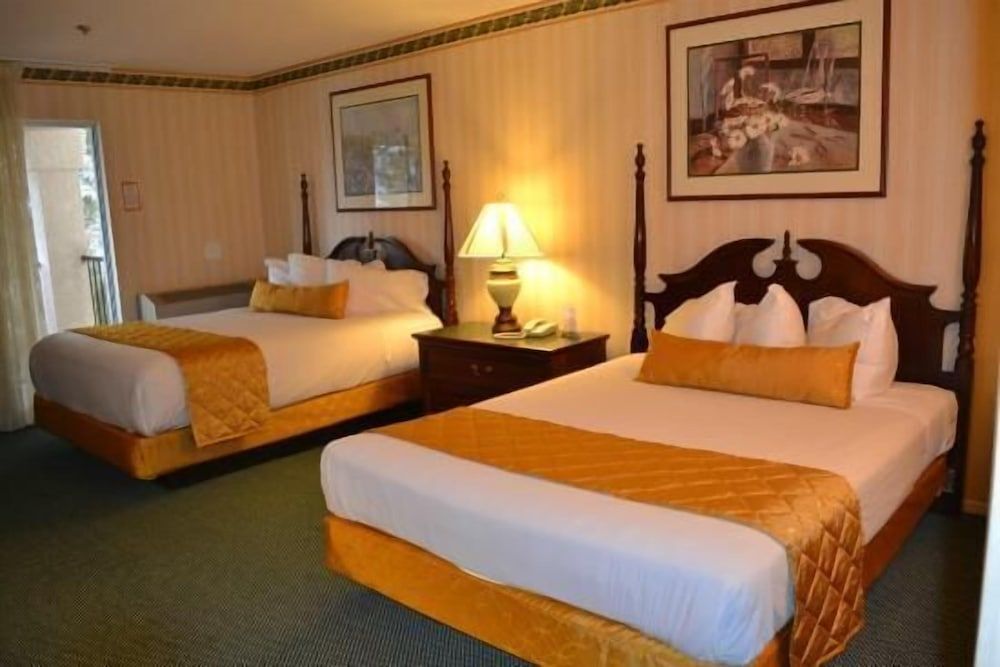 Standard Room, 2 Double Beds, Lake View
