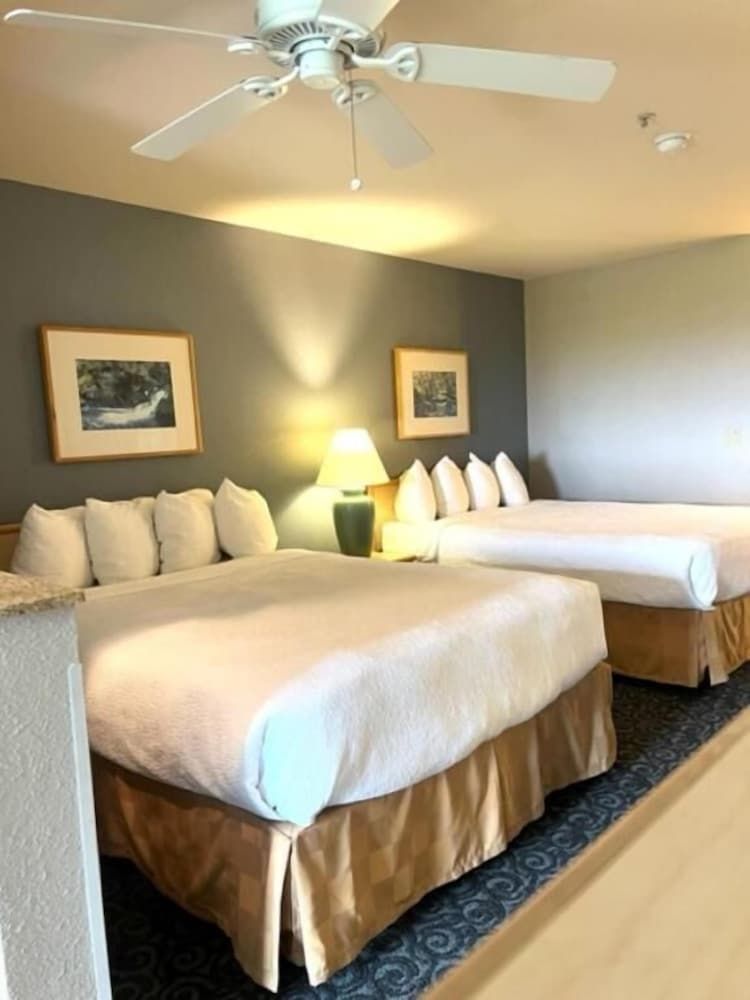 Lighthouse Suites Inn Room, 2 Queen Beds, Non Smoking, Partial Ocean View2 Queen Beds, Partial Ocean View (Non-Pet Room)