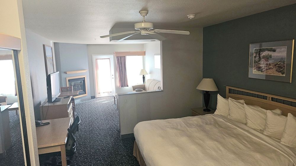 Lighthouse Suites Inn 1 King Bed, Partial Ocean View (Non-Pet Room)