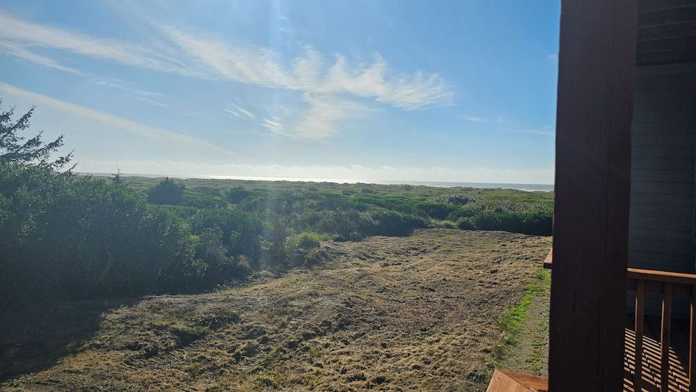 Lighthouse Suites Inn 1 King Bed, Partial Ocean View (Non-Pet Room) 2