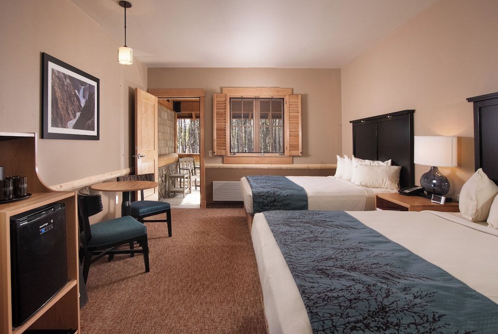 Deluxe Porch Lodge Room 2 Queen