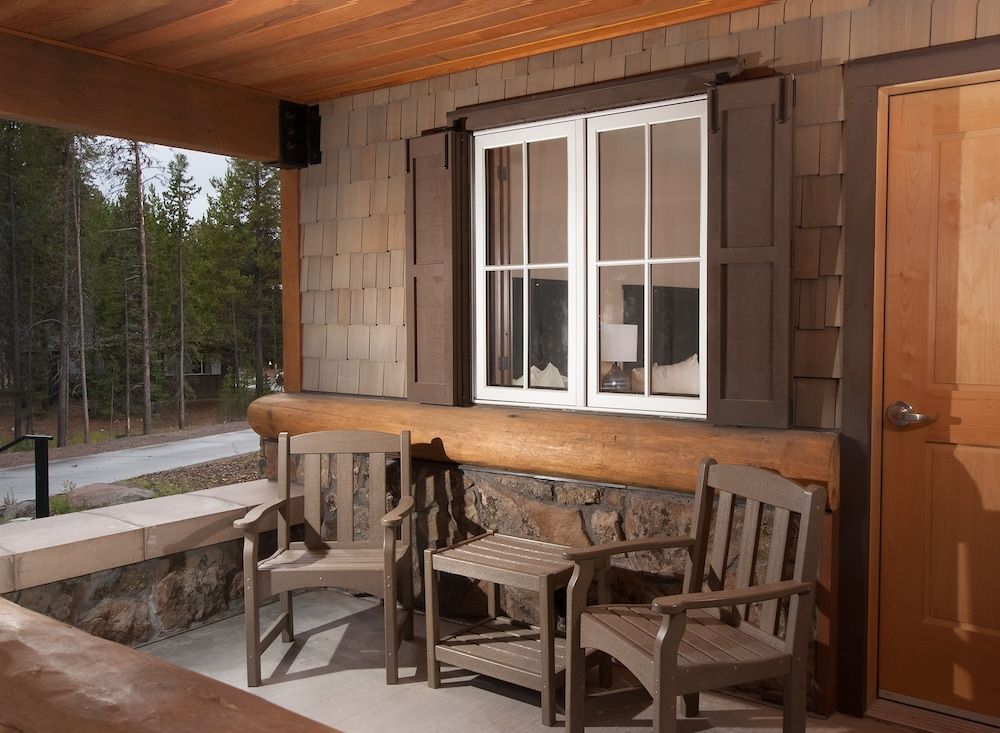 Deluxe Porch Lodge Room 2 Queen
