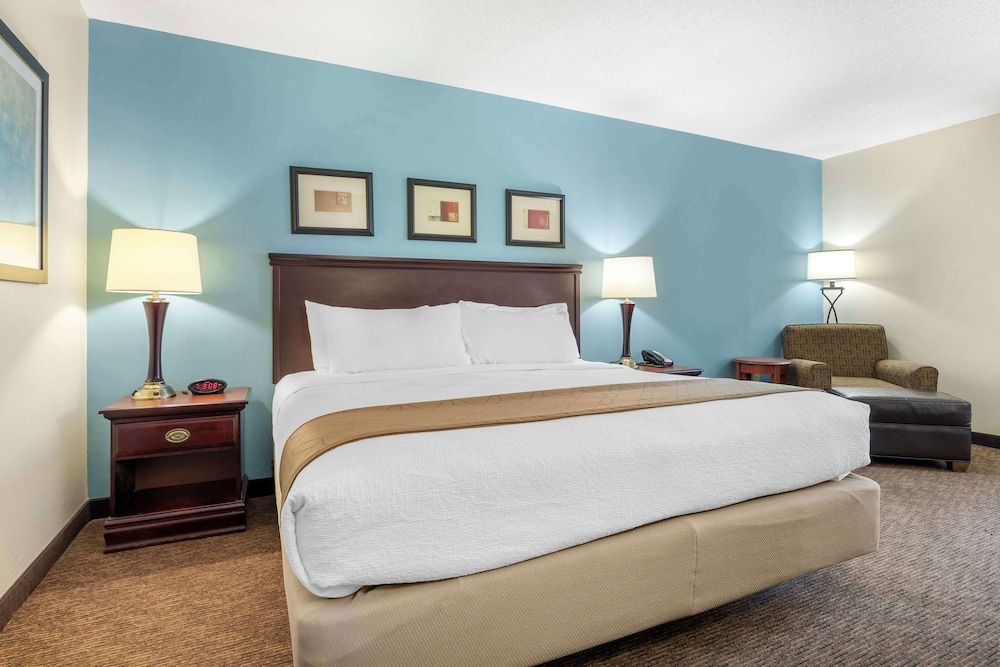 Best Western Plus Sikeston Standard Room, 1 King Bed, Accessible, Refrigerator & Microwave