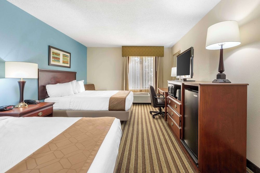 Best Western Plus Sikeston Standard Room, 2 Queen Beds, Non Smoking, Refrigerator & Microwave 2