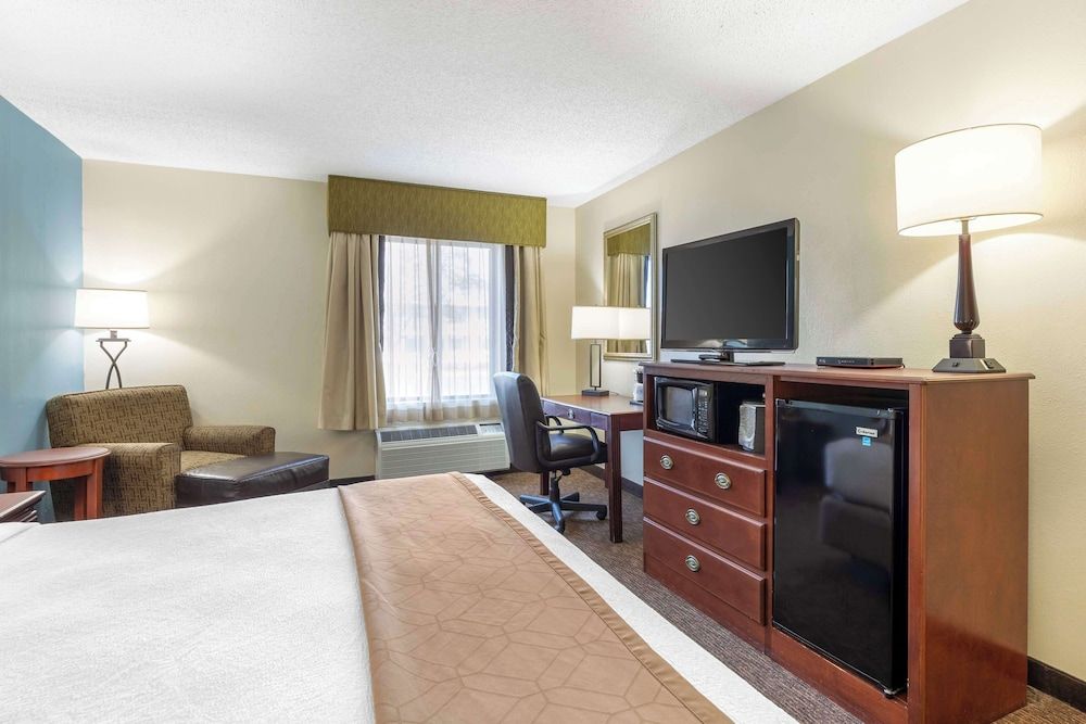Best Western Plus Sikeston Standard Room, 1 King Bed, Accessible, Refrigerator & Microwave 4