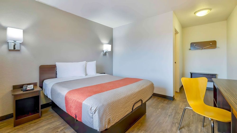 Deluxe Room, 1 Queen Bed, Non Smoking, Refrigerator & Microwave