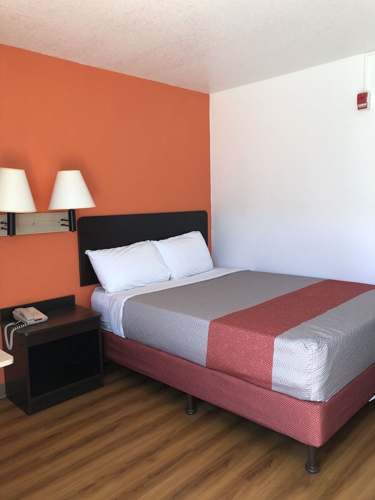 Deluxe Room, 1 Queen Bed, Non Smoking, Refrigerator & Microwave