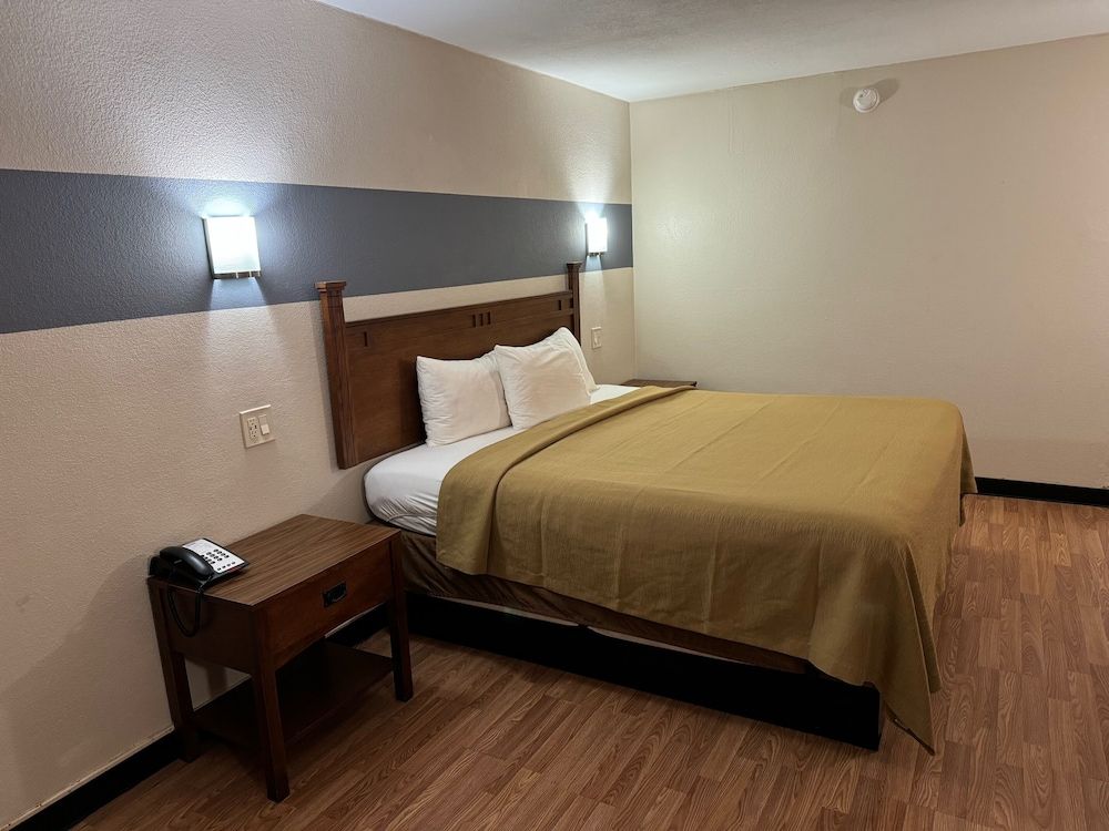 Americas Best Value Inn Marshall Suite, 1 King Bed, Non Smoking 2