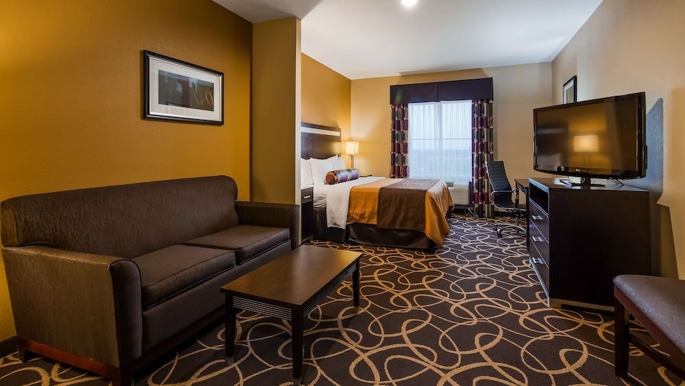 Suite, 1 King Bed, Accessible, Bathtub