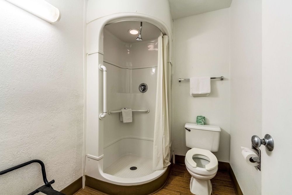 Motel 6 Garland, TX - Dallas Standard Room, 2 Double Beds, Non Smoking 9