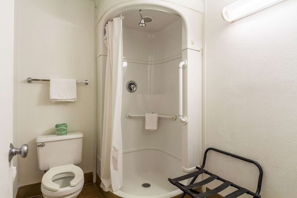 Motel 6 Garland, TX - Dallas Standard Room, 2 Double Beds, Non Smoking 4