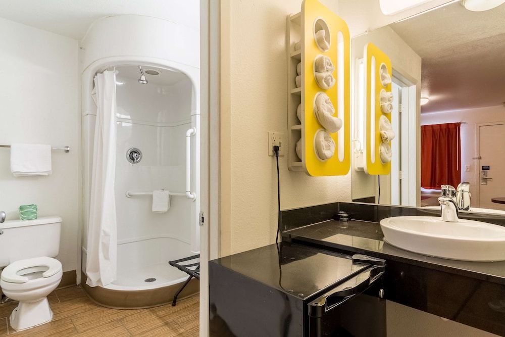 Motel 6 Garland, TX - Dallas Standard Room, 2 Double Beds, Non Smoking 5