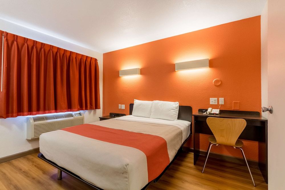 Motel 6 Garland, TX - Dallas Standard Room, 1 Queen Bed, Smoking 6