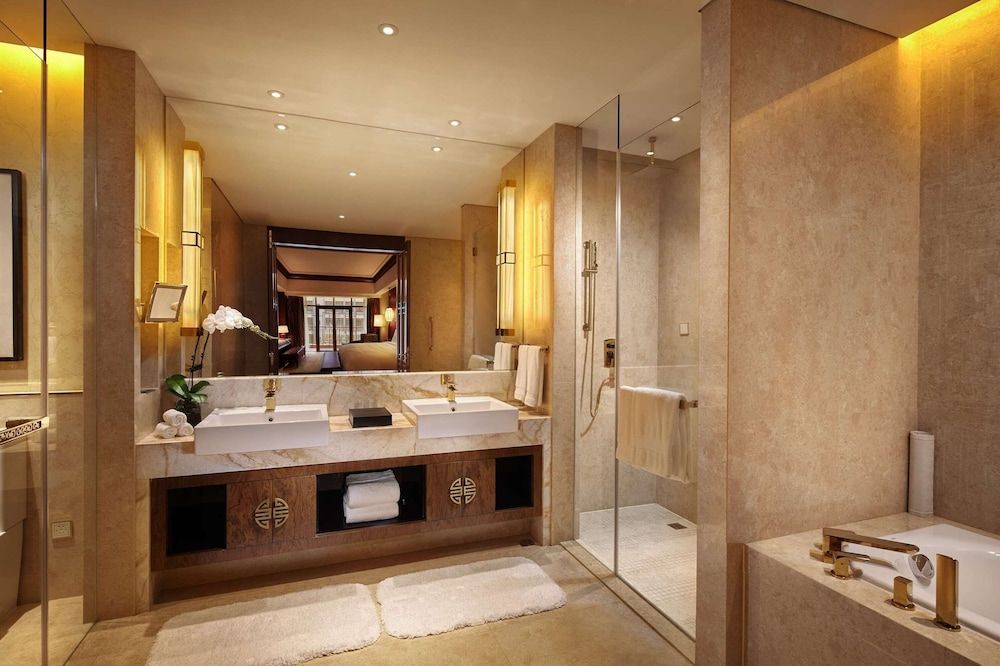 Luxury Suite, 1 King Bed (Ambassador)