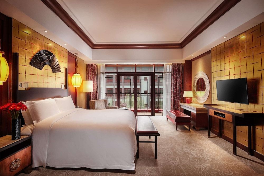 Luxury Suite, 1 King Bed (Ambassador)