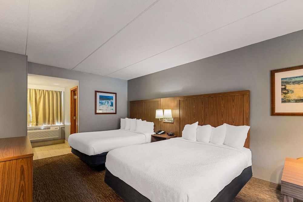 Best Western Bridgeview Hotel Standard Room, 2 Queen Beds, Non Smoking, Refrigerator & Microwave 2