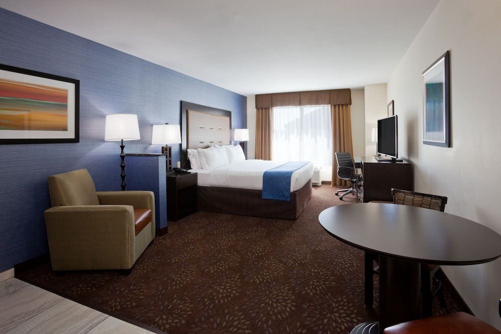 Suite, 1 King Bed, Accessible (Communication, Accessible Tub)
