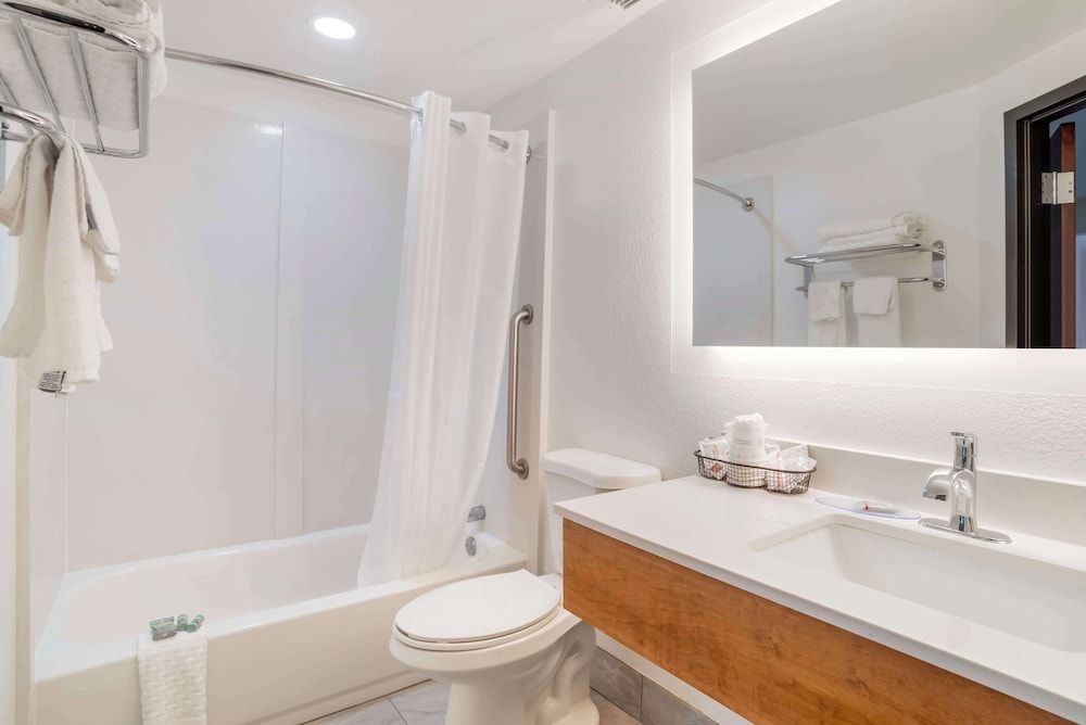 Best Western Statesville Inn Standard Room, 1 King Bed with Sofa bed, Smoking, Refrigerator & Microwave (with Sofabed) 4