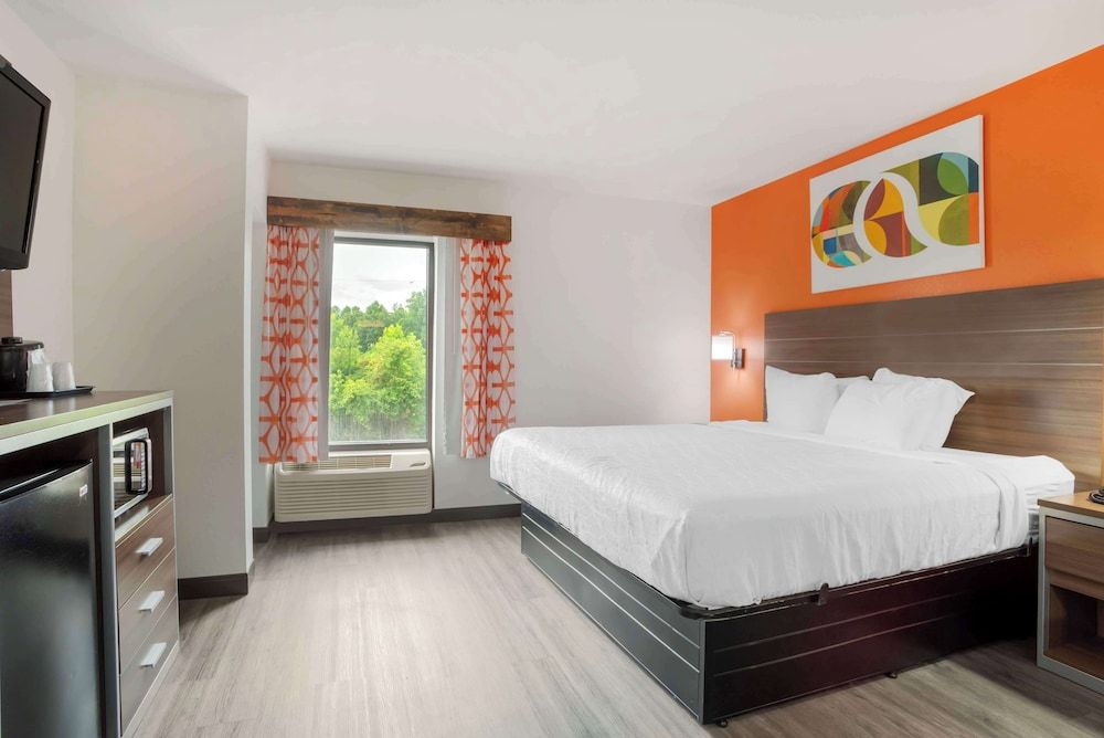 Best Western Statesville Inn Standard Room, 1 King Bed with Sofa bed, Smoking, Refrigerator & Microwave (with Sofabed) 3