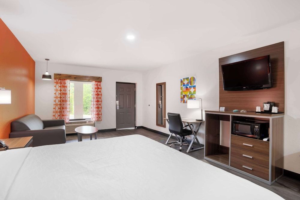 Best Western Statesville Inn Standard Room, 1 King Bed with Sofa bed, Non Smoking, Refrigerator & Microwave (with Sofabed) 4