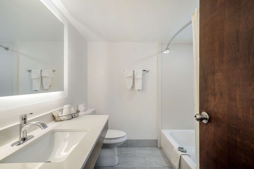 Best Western Statesville Inn Standard Room, 2 Queen Beds, Non Smoking, Refrigerator & Microwave 4