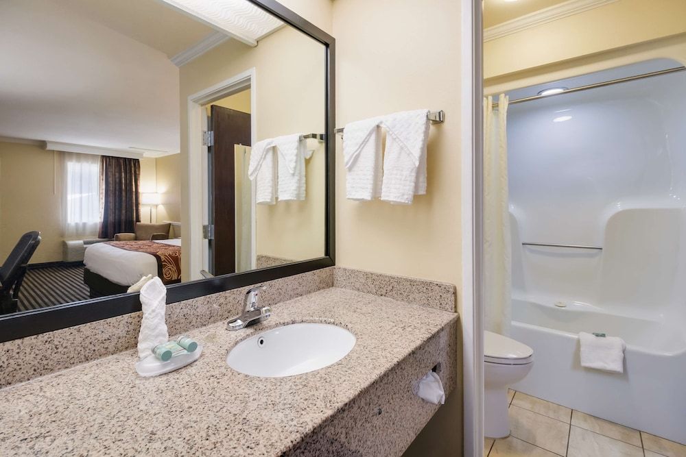 Best Western McKenzie Standard Room, 2 Double Beds, Non Smoking, Refrigerator & Microwave 4