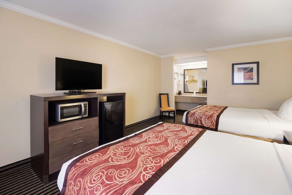 Best Western McKenzie Standard Room, 2 Double Beds, Non Smoking, Refrigerator & Microwave 2